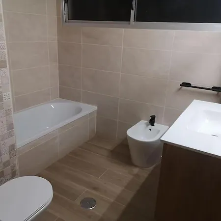 Mari En La Laguna, Alquiler Privada En Hostal, 6 Cerca De La Universidad Y Aeropuerto Norte, 3 Banos Compartidos * La Laguna (Tenerife)