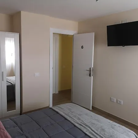 Mari En La Laguna, Alquiler Privada En Hostal, 6 Cerca De La Universidad Y Aeropuerto Norte, 3 Banos Compartidos La Laguna (Tenerife)
