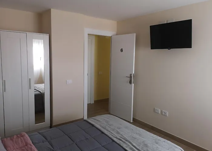 Mari En La Laguna, Alquiler Habitación Privada En Hostal, 6 Cerca De La Universidad Y Aeropuerto Norte, 3 Baños Compartidos La Laguna (Tenerife)