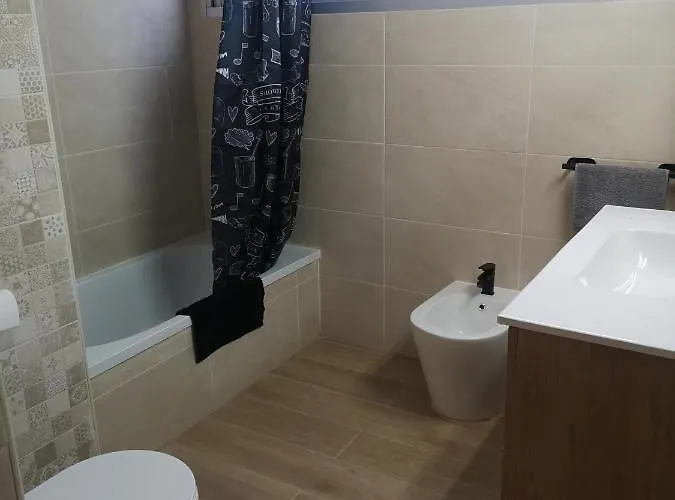 Maison d'hôtes Mari En La Laguna, Alquiler Privada En Hostal, 6 Cerca De La Universidad Y Aeropuerto Norte, 3 Banos Compartidos *