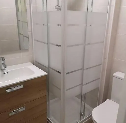 Mari En La Laguna, Alquiler Privada En Hostal, 6 Cerca De La Universidad Y Aeropuerto Norte, 3 Banos Compartidos * La Laguna (Tenerife)