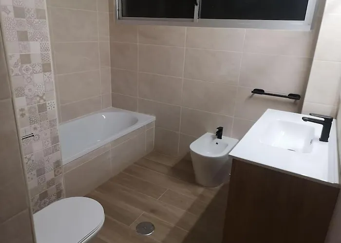 Mari En La Laguna, Alquiler Privada En Hostal, 6 Cerca De La Universidad Y Aeropuerto Norte, 3 Banos Compartidos * La Laguna (Tenerife)