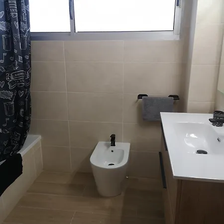 Mari En La Laguna, Alquiler Privada En Hostal, 6 Cerca De La Universidad Y Aeropuerto Norte, 3 Banos Compartidos